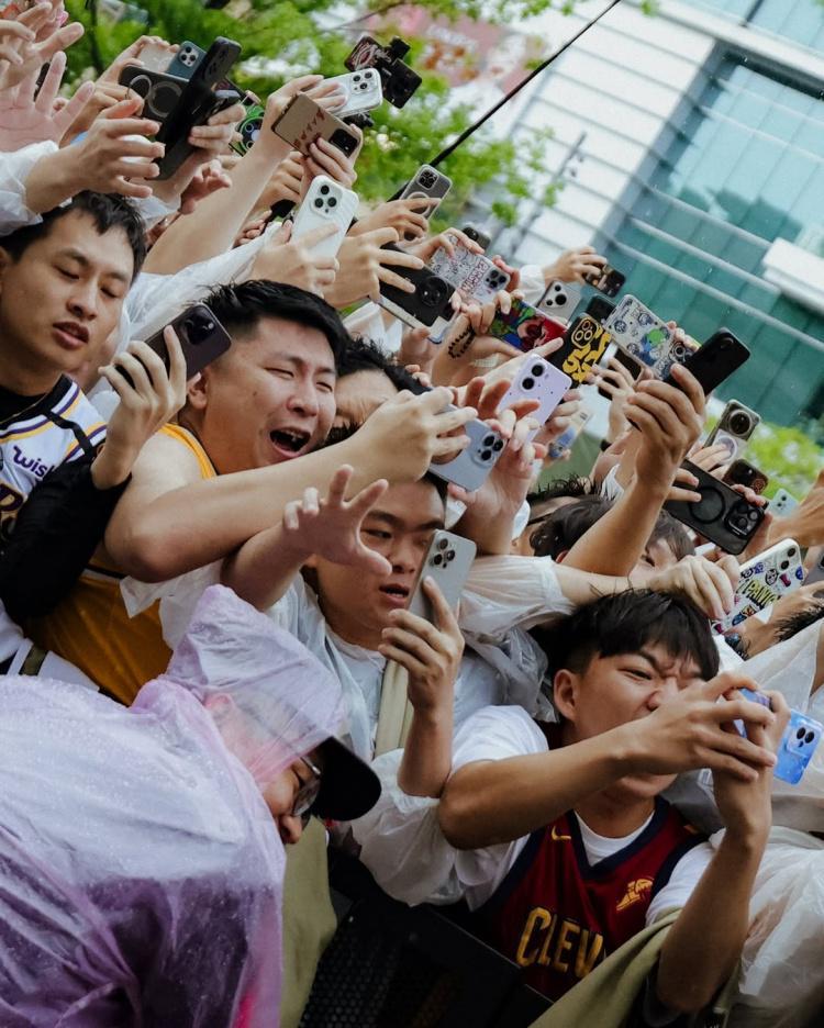 开云登录入口-美媒晒照回顾詹姆斯中国行：中国球迷们因詹姆斯而疯狂！